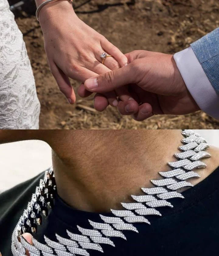 Anillo de compromiso y cadena cubana, en unas manos.