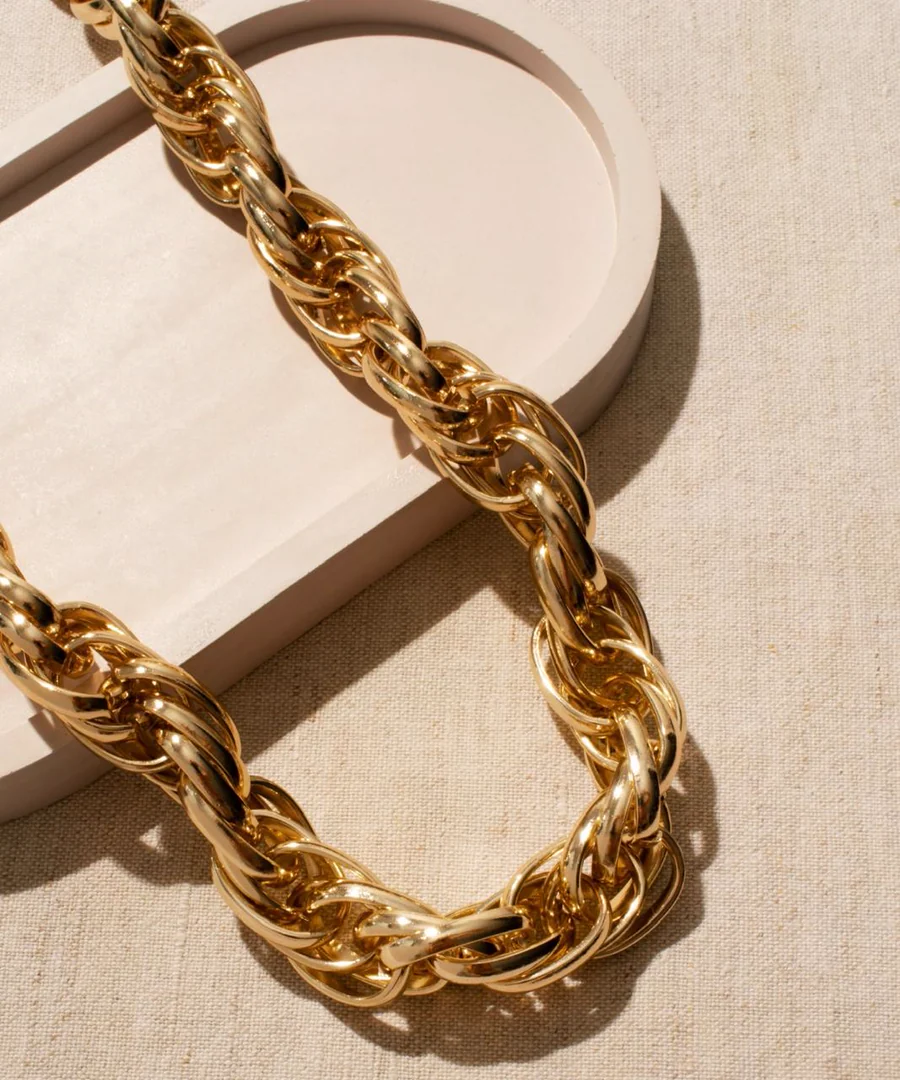 Cadena de oro tejida a mano, de cordón torcido.