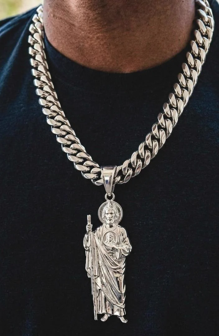 Cadena de eslabón cubano con medalla del Sagrado Corazón.